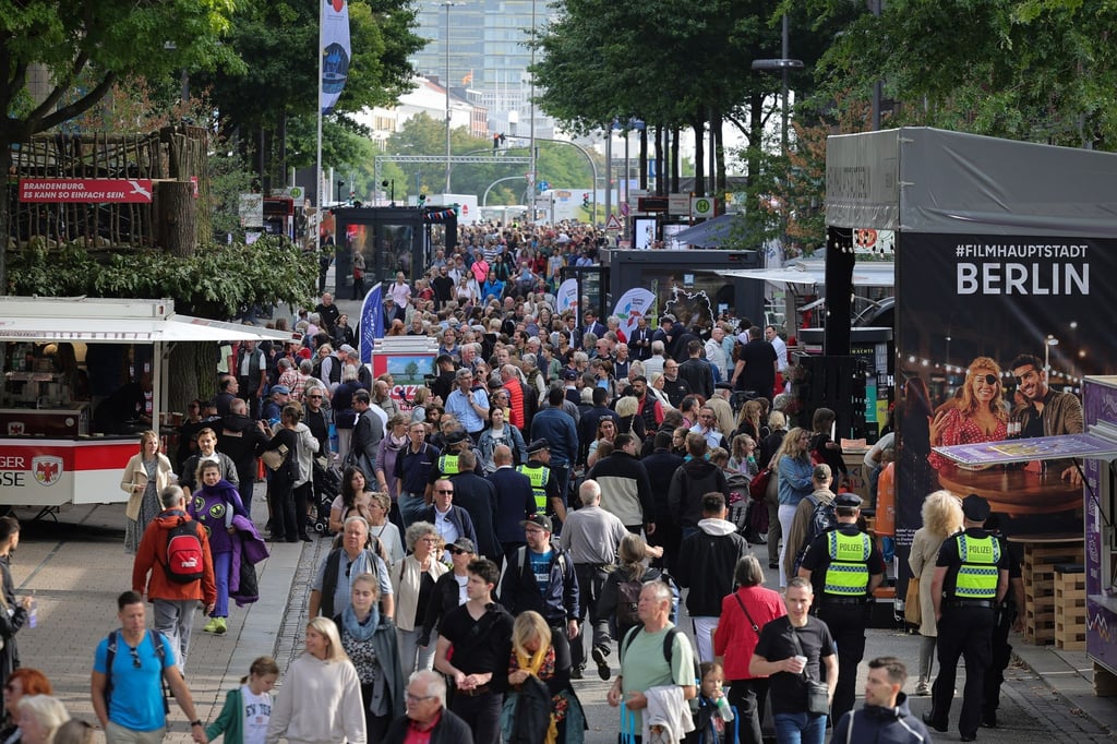 Besucherinnen und Besucher auf dem Bürgerfest auf der Mönkebergstraße. Im Rahmen der Bundesratspräsidentschaft richtet Hamburg in diesem Jahr unter dem Motto „Horizonte öffnen“ die zentralen Feierlichkeiten zum Tag der Deutschen Einheit aus.