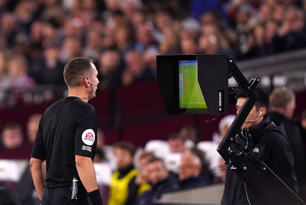 In der Premier League wird der VAR-Einsatz heftig diskutiert - befeuert durch einen groben Fehler beim FC Liverpool.