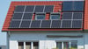 Auch kombinierbar: Solarthermie- und Photovoltaikzellen auf einem Dach.