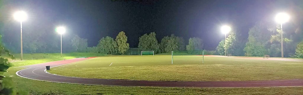 In der dunklen Jahreszeit können nun die Sportler des SV Langenstein auf dem Kunstrasenplatz in Böhnshausen auch trainieren.