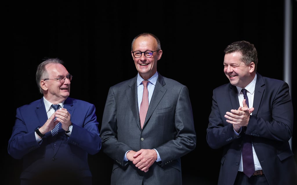 CDU-Bundeschef Friedrich Merz, umringt von Ministerpräsdent Reiner Haseloff und Parteichef Sven Schulze.