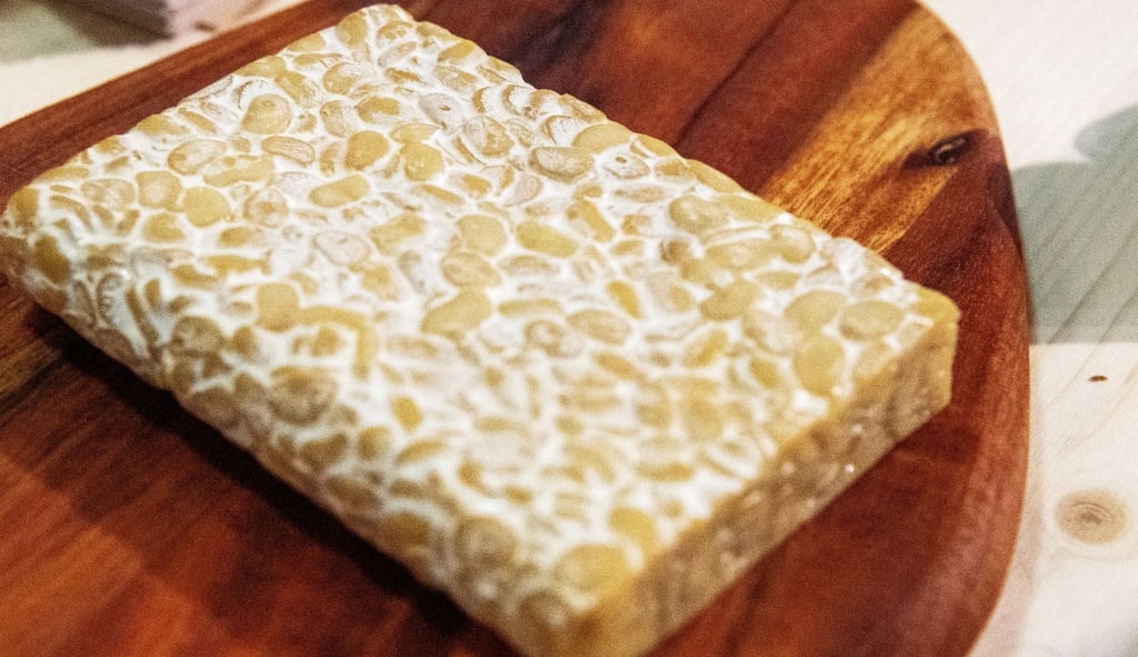 Tempeh besteht aus fermentierten Sojabohnen und ist eine gute, pflanzliche Proteinquelle.