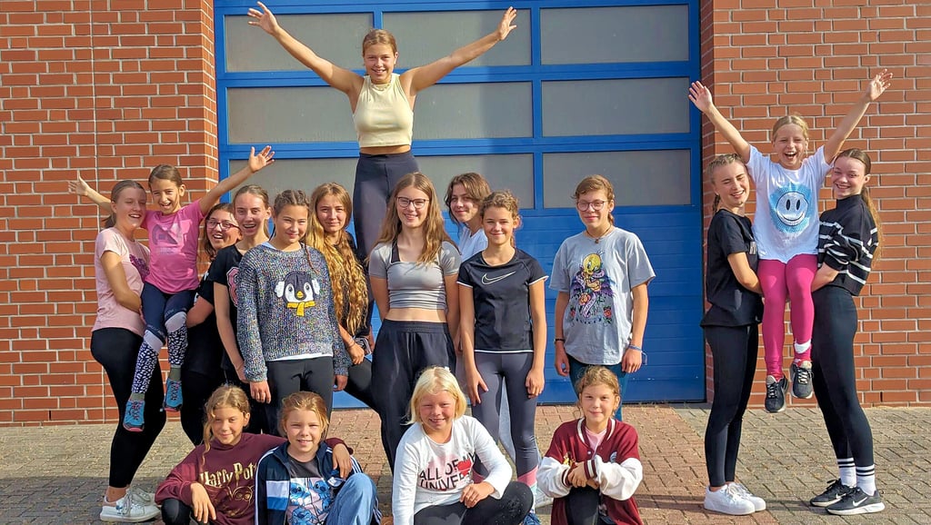 Seit inzwischen 26 Jahren bestehen die Firegirls, die Tanzgruppe der Feuerwehr Gerwisch. Am Wochenende trafen sie sich zum Trainingslager im Gerätehaus, zeitweise waren auch die Firebabys, die Tanzgruppe der jüngeren Kinder, dabei.