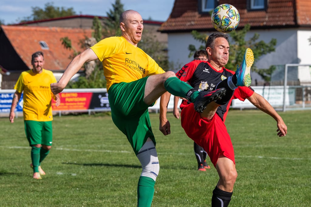 Der Kaiserpfälzer Maximilian Gorn (vorn links), der später die Ampelkarte sehen wird, und Thomas Reiche von der Eintracht/Union-Reserve kämpfen in der Kreisklasse-Partie in Wohlmirstedt um den Ball.