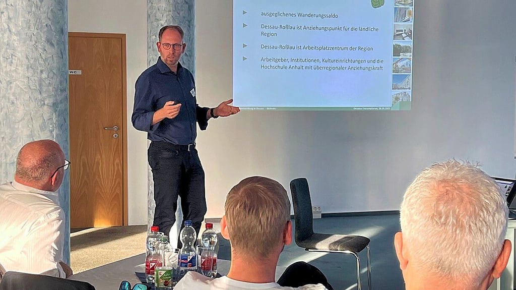 Nicky Meißner ist Geschäftsführer der Wohnungsgenossenschaft Dessau. Das Unternehmen, so sagt er im Vortrag, setzt auf Neubau.