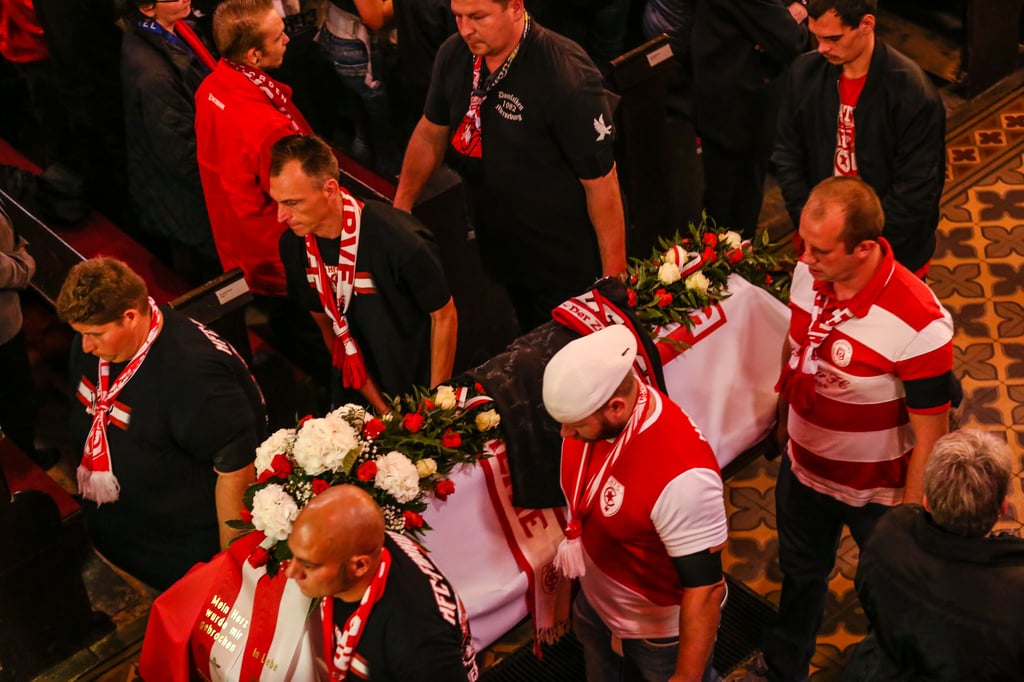 Bei der Trauerfeier für Kevin  in der Merseburger Stadtkirche am 18. Oktober 2019 war Sven Küster (hinten, 2.v.l.)  einer der Sargträger.