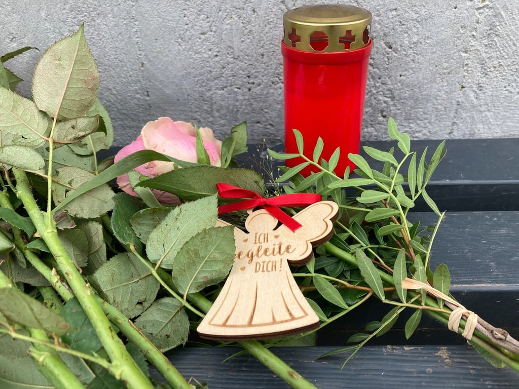 Blumen, Kerzen und ein Engel für eine 14-Jährige aus Nordhessen, die tot in einem Waldstück gefunden wurde.