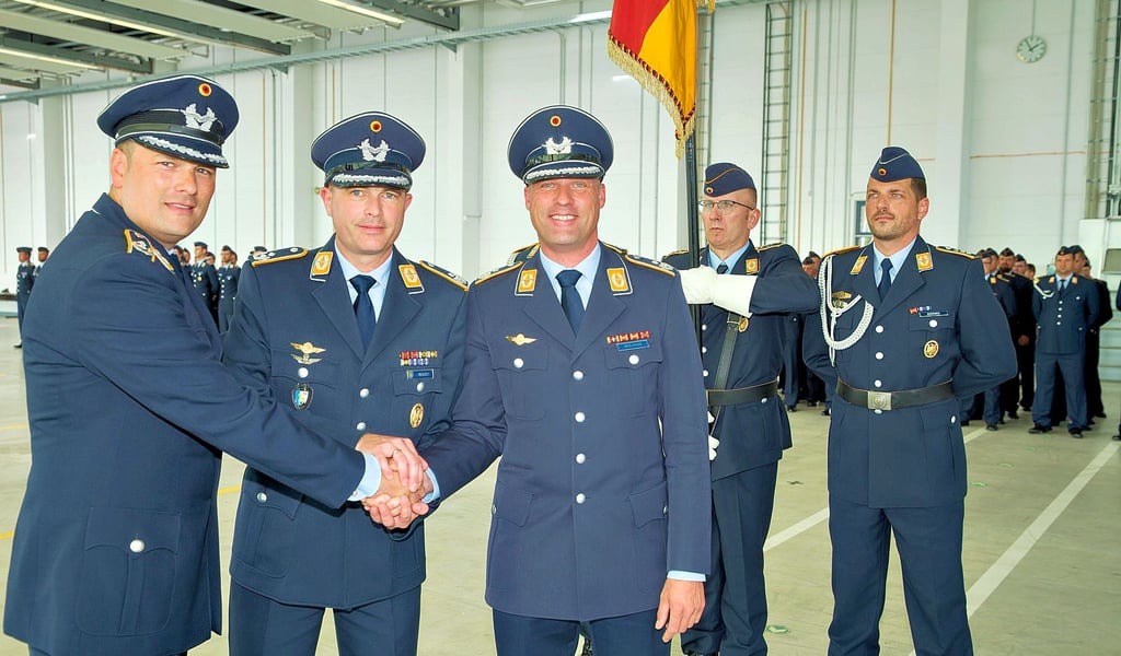 Kommodore Oberstleutnant Nicolas Bulitz (2.v.l.) übernahm den Kommandeurswechsel von Oberstleutnant Theodor Bolhuis (3.v.l.) auf Oberstleutnant Sascha Bleibohm.
