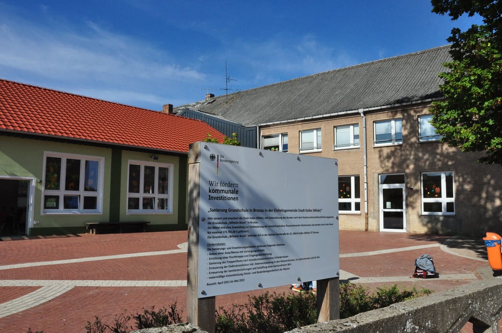 Ein Schild auf dem Schulhof weist auf die Förderung hin. Doch im Vergleich zur Gesamtinvestitionssumme fiel die eher gering aus.