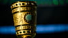 Der DFB-Pokal ist vor dem Spiel auf einem Podest zu sehen.