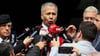 Der türkische Innenminister Ali Yerlikaya spricht mit Journalisten.