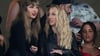 Taylor Swift (l) schaut sich ein NFL-Spiel an.