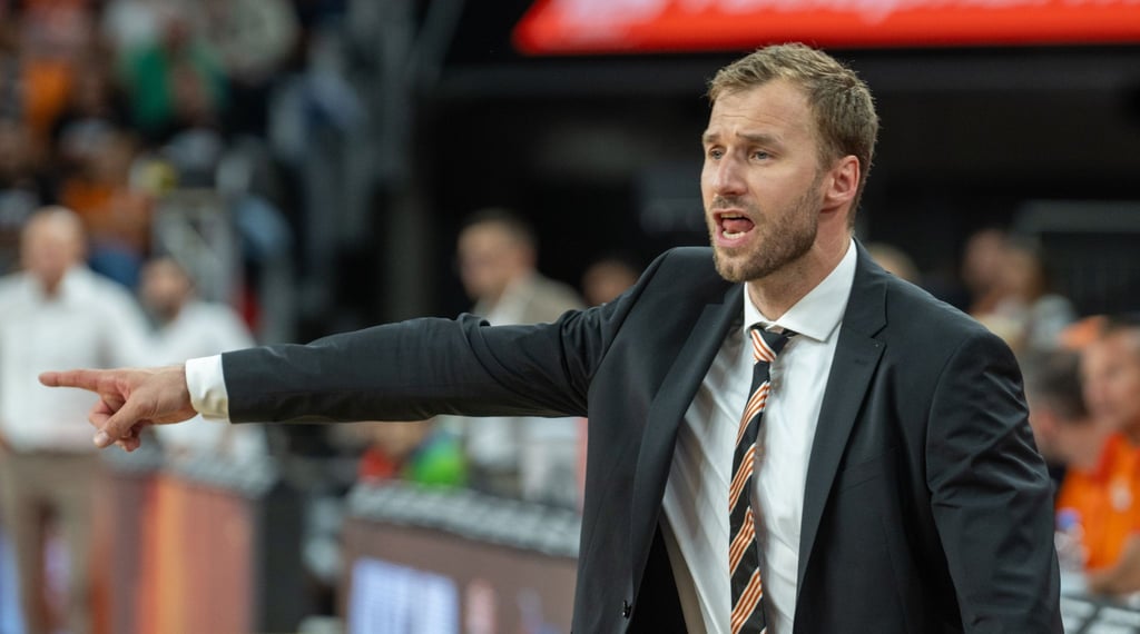 Ulms Trainer Anton Gavel erteilt seinen Spieler Anweisungen.