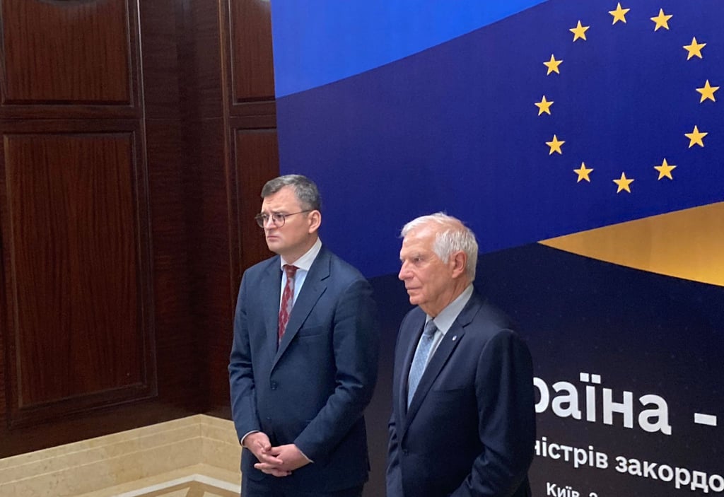 Der ukrainische Außenminister Dmytro Kuleba (l.) und der EU-Außenbeauftragte Josep Borrell sprechen zur Eröffnung des informellen EU-Außenministerrates in Kiew.