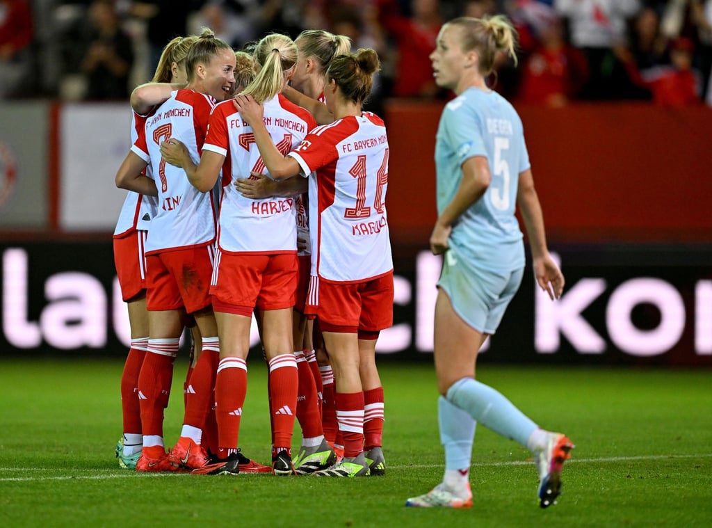 Treffer zum 2:0: Die FCB-Spielerinnen jubeln mit Torschützin Linda Dallmann.