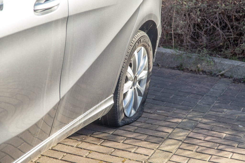 Die Halterin eines Pkw entdeckte in Zeitz am Montagmorgen, dass an ihrem Auto alle vier Reifen zerstochen worden waren (Symbolfoto).