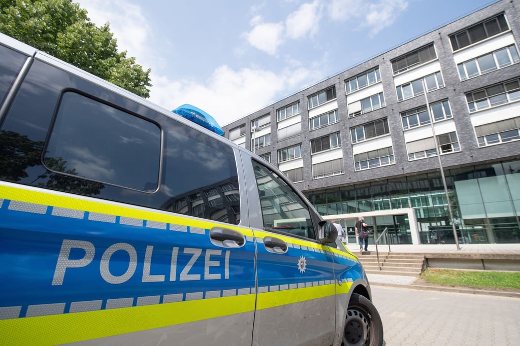 Ein Polizeiwagen steht vor dem Polizeipräsidium Frankfurt.