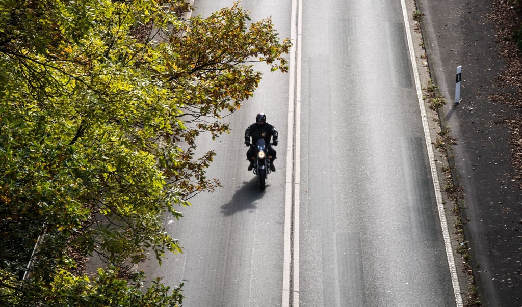 Herbstliches Motorradfahren erfordert erhöhte Vorsicht und Aufmerksamkeit.