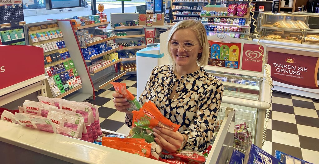 Jenny Güttler bestückt die Regale der Total-Tankstelle an der Berliner Chaussee in Burg mit neuer Ware. Beim Betreiber-Wechsel hat es technische Probleme gegeben, die nun behoben wurden.