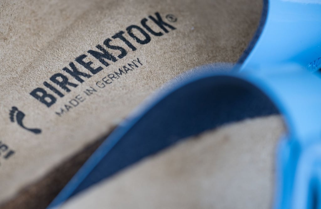 Der Schuhhersteller Birkenstock hat die Bedingungen für seinen in den USA geplanten Börsengang festgelegt.