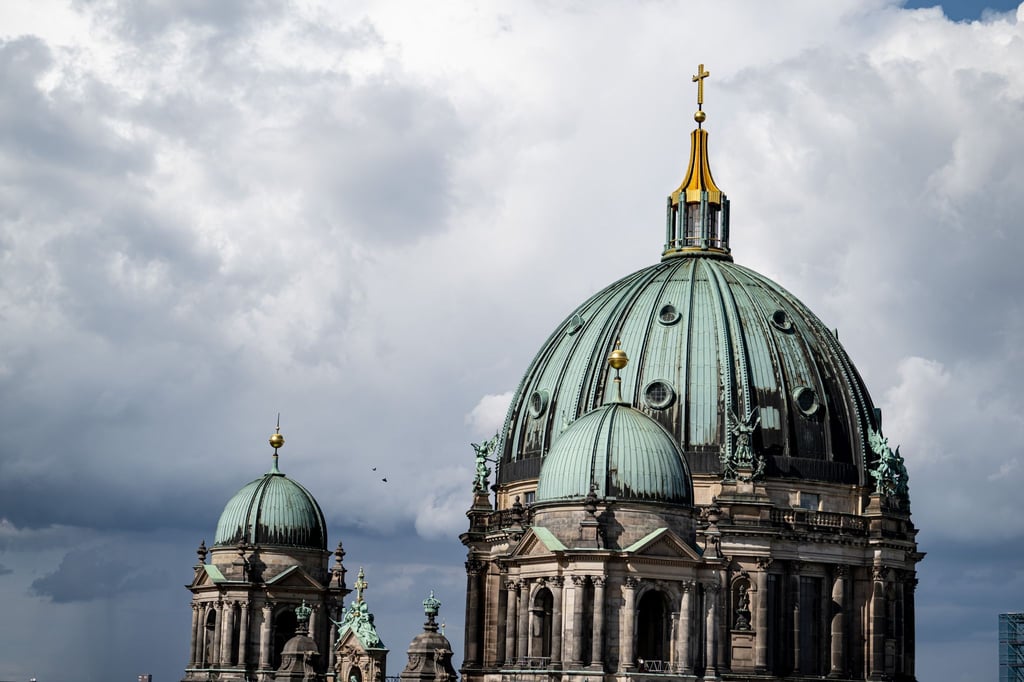 Der Berliner Dom in Berlin-Mitte steht unter bewölktem Himmel.