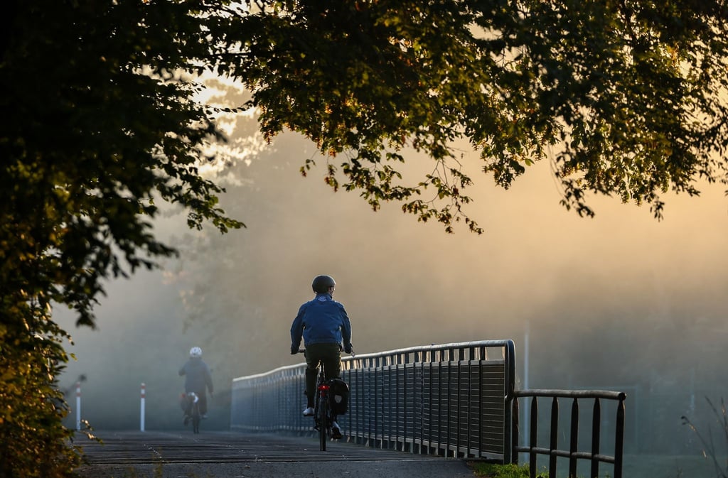 Radfahren während der Herbstsaison: Das erfordert eine Anpassung an die wechselnden Wetterbedingungen.