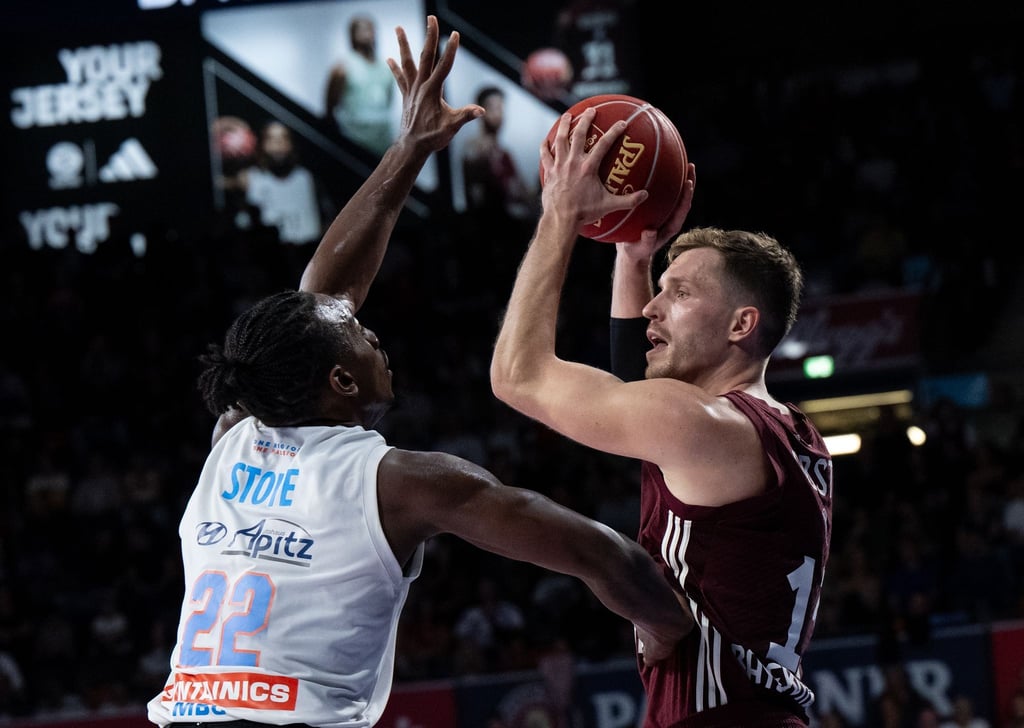 Andreas Obst (r) von München und Johnathan Stove von Weißenfels kämpfen um den Ball.