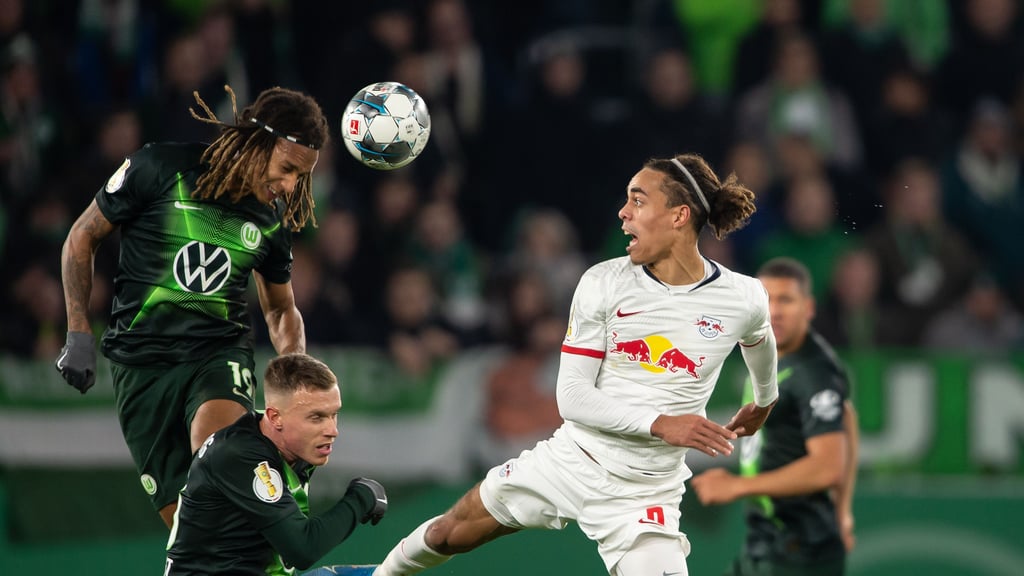 Der Ex-Wolfsburger Kevin Mbabu (l.) köpft den Ball im Pokal-Spiel 2019 vor Yussuf Poulsen (r.).