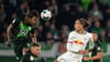 Der Ex-Wolfsburger Kevin Mbabu (l.) köpft den Ball im Pokal-Spiel 2019 vor Yussuf Poulsen (r.).