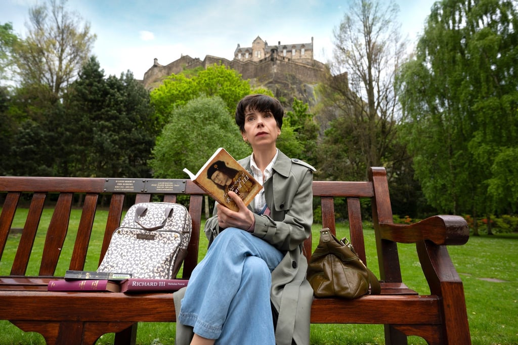 Sally Hawkins als Philippa Langley liest alles über Richard III.