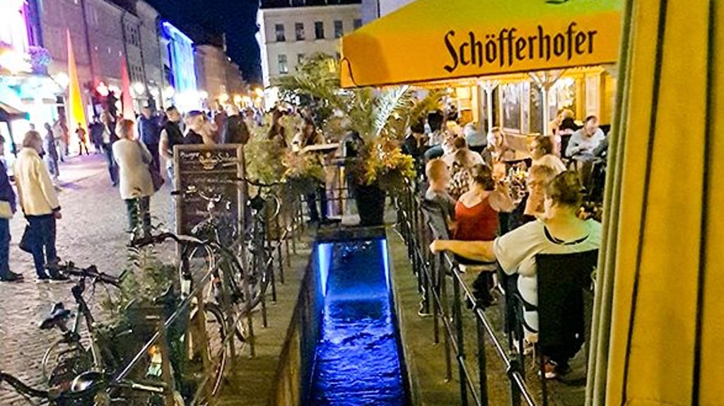 Auch dieser illuminierte Bachlauf gehört zur Wittenberger Lichternacht.