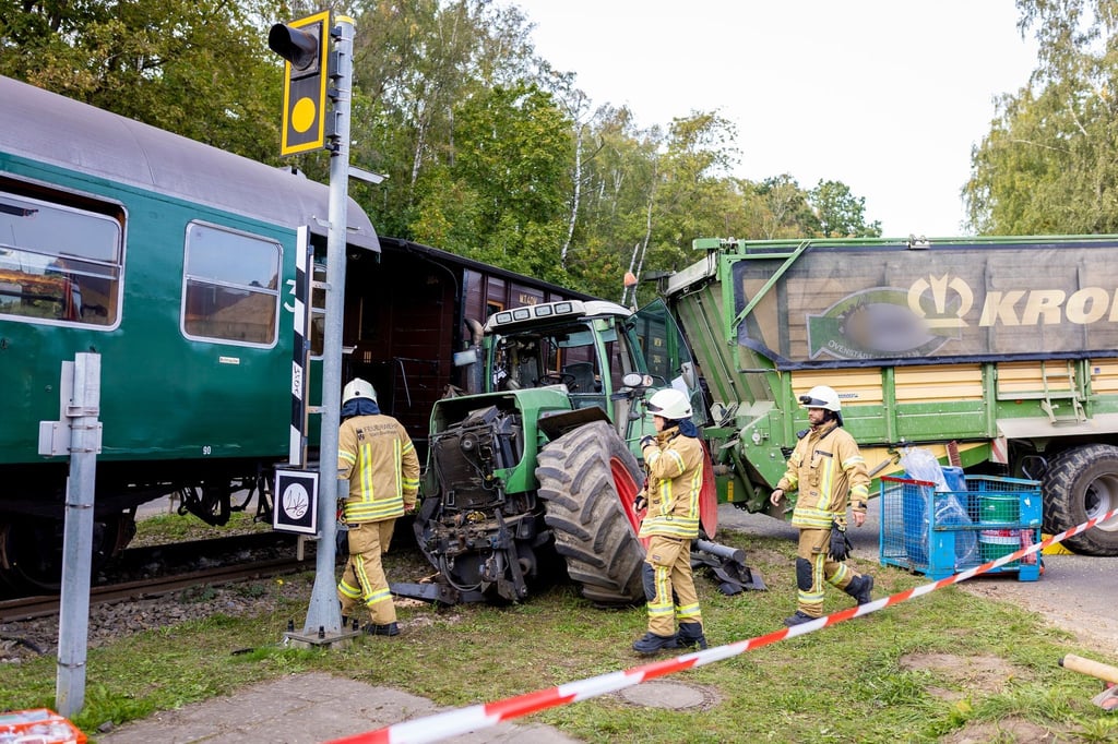 Ein Traktor steht nach einem Unfall im Landkreis Schaumburg neben einer Museumseisenbahn.