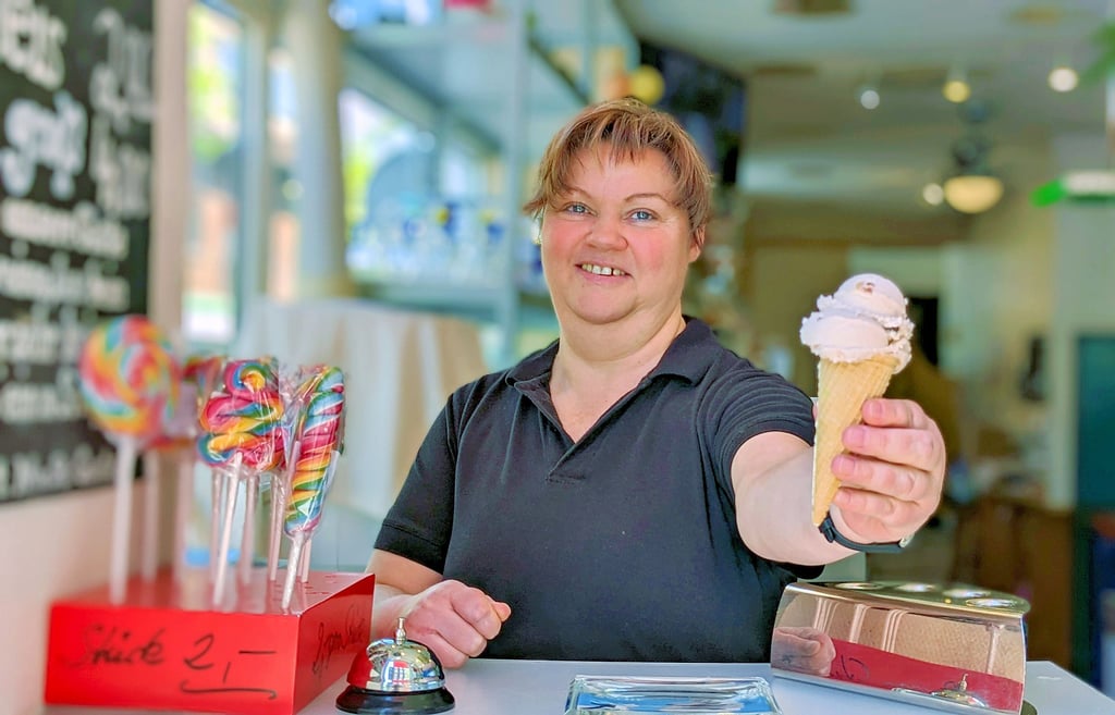 Carina Vieweg hat im Eiscafé „Rainbow“ viel Arbeit. Noch. Denn Ende Oktober nimmt sie mit ihrem Mann Abschied vom kalten Geschäft.