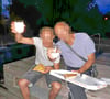 Zwei Männer mit Pizza und Wein prosten dem Fotografen zu. MZ-Recherchen zufolge gehören die beiden Osteuropäer zum Kopf der Schleuserbande.
