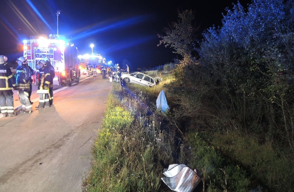 Bei einem Verkehrsunfall am Montagmorgen auf der A38 bei Allstedt ist ein Autofahrer schwer verletzt worden.