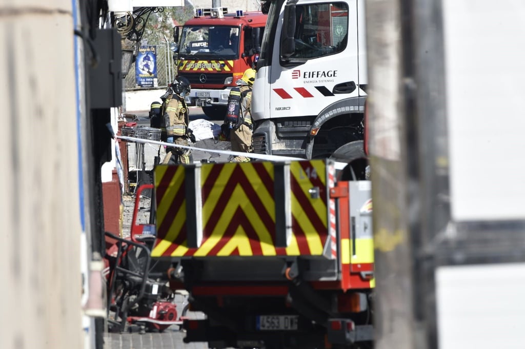 Feuerwehrleute arbeiten vor der Diskothek „Teatre“, in der ein Feuer ausgebrochen war.