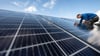 Montage von Photovoltaikmodulen auf dem Dach eines Wohnhauses. Die Solarbranche benötigt vor allem Bauhandwerker sowie Planungs- und Elektroingenieure.