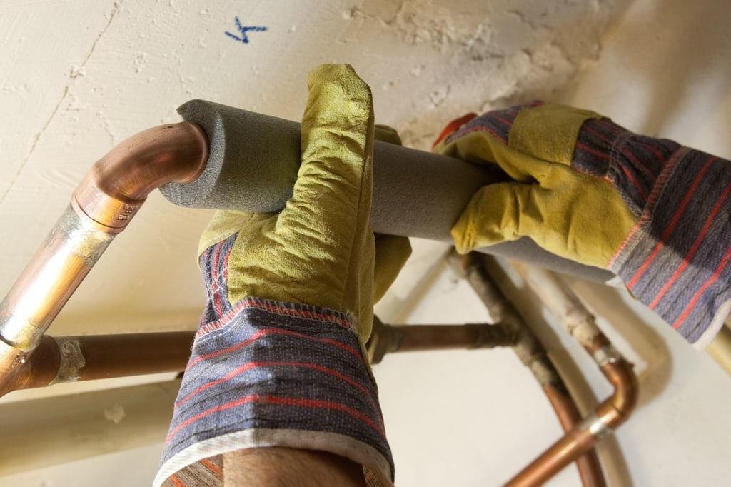 Mit etwas handwerklichem Geschick lassen sich Heizungsrohre selbst dämmen, etwa mit Schaumstoff- oder Kautschukisolierungen.
