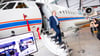Boris Pistorius (SPD) verlässt bei seinem Besuch vom Deutschen Zentrums für Luft- und Raumfahrt (DLR) ein Forschungsflugzeug in einem Hangar.