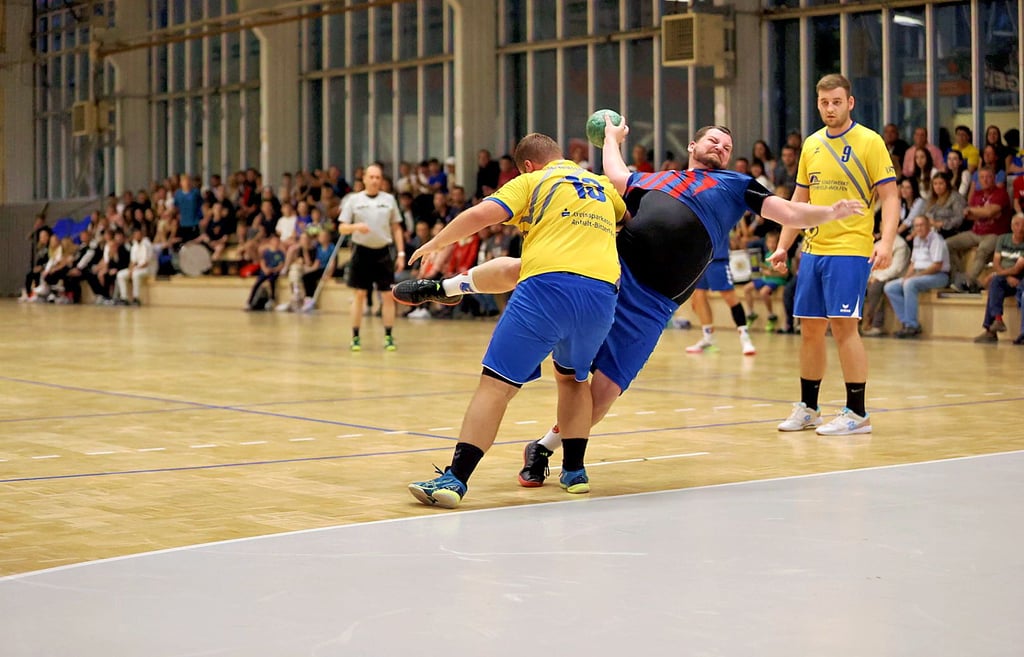 Der Coswiger Kevin Pachaly setzt sich am Kreis energisch durch.