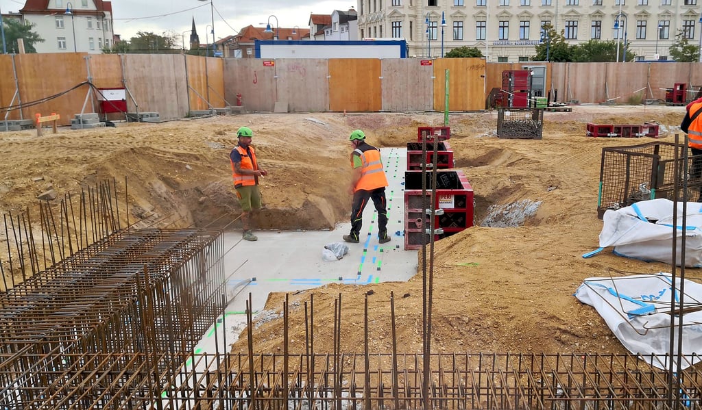 Am Bahnhof Bitterfeld hat der Bau der neuen Empfamgshalle begonnen. Der Rohbau soll bis zum Februar 2024 stehen.