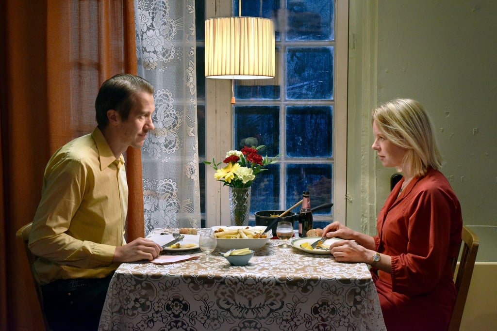 Jussi Vatanen (l) als Holappa und Alma Pöysti als Ansa in einer Szene des Films „Fallende Blätter“.