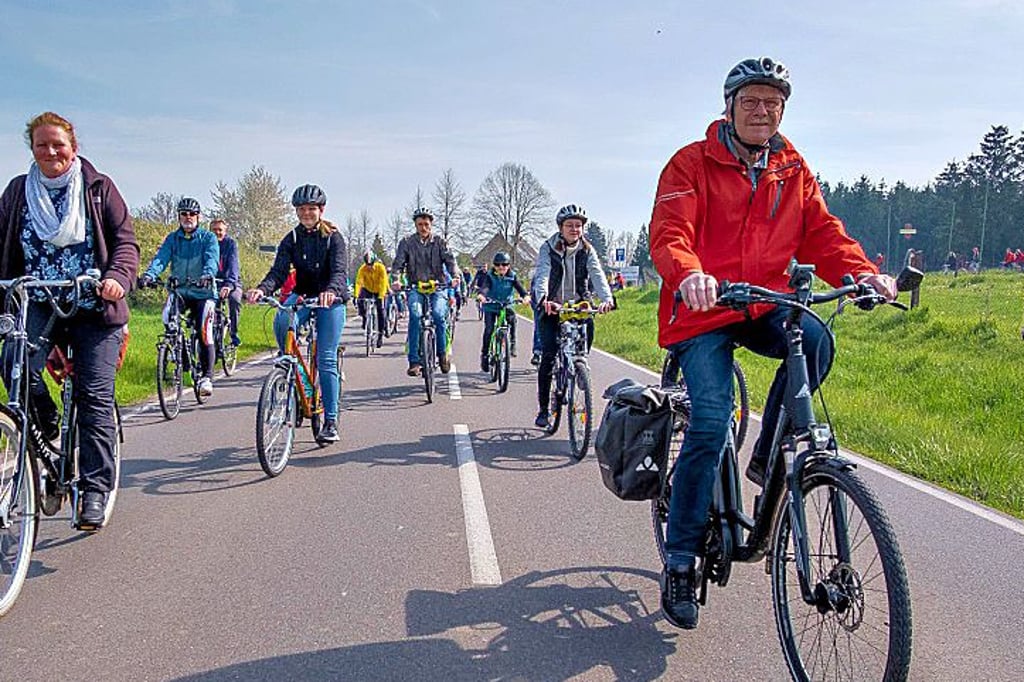 Am 1. Mai ist die Weinroute mit  mehr als 4.000 Teilnehmern angeradelt worden. Hier ein Teil des Trosses kurz nach dem Start auf Kloster Posa.