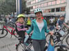 Cornelia Hildebrand (Team IDT) mit der dreijährigen Johanna im Kindersitz. Für die jüngste Teilnehmerin gab es ein Geschenk. Sie konnte eine Fahrradtasche in Empfang nehmen.