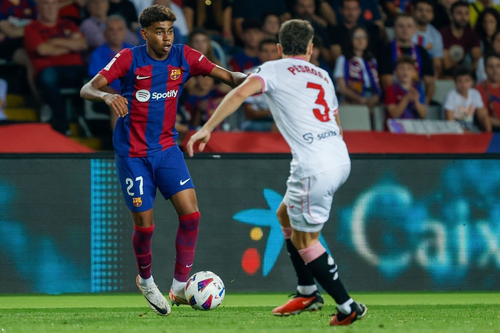 Der FC Barcelona hat das 16-jährige Talent Lamine Yamal (l) langfristig gebunden.