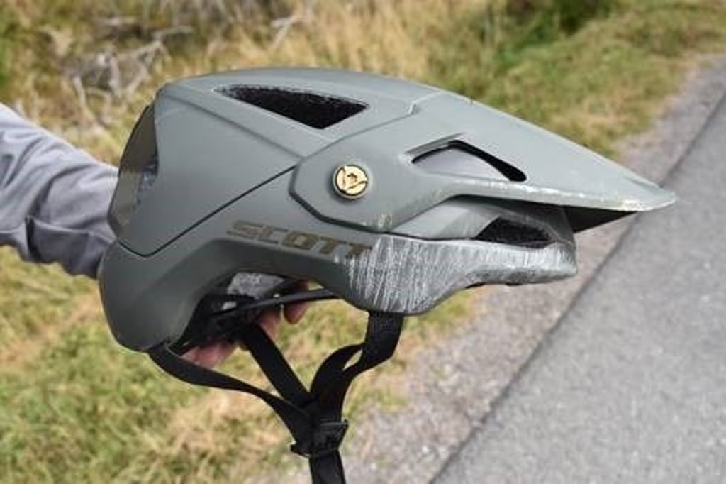 Sturz auf dem Brocken: Dieser Fahrradhelm verhinderte schlimmere Verletzungen.