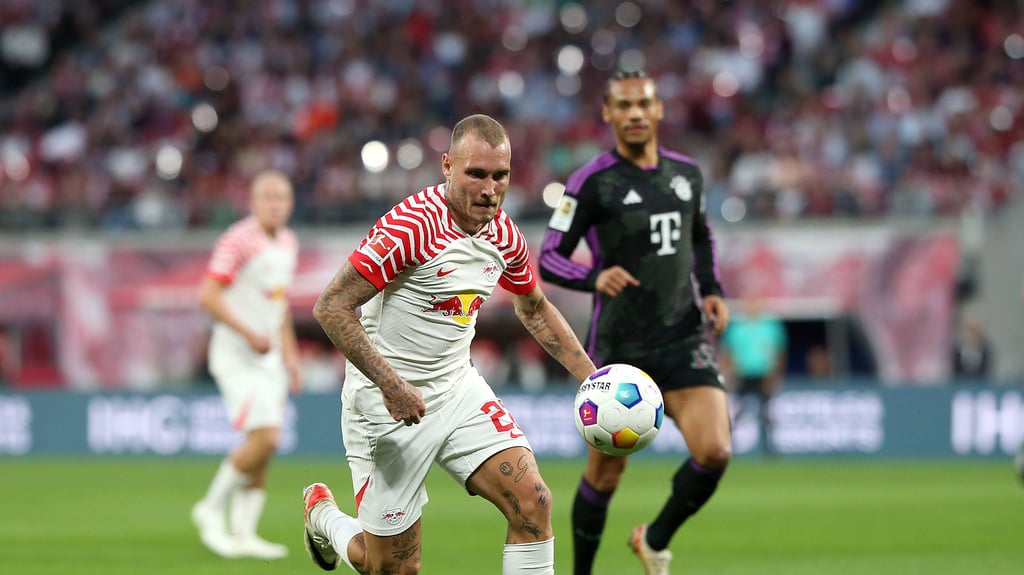 David Raum rennt dem Ball hinterher, hinten lauert Leroy Sane.