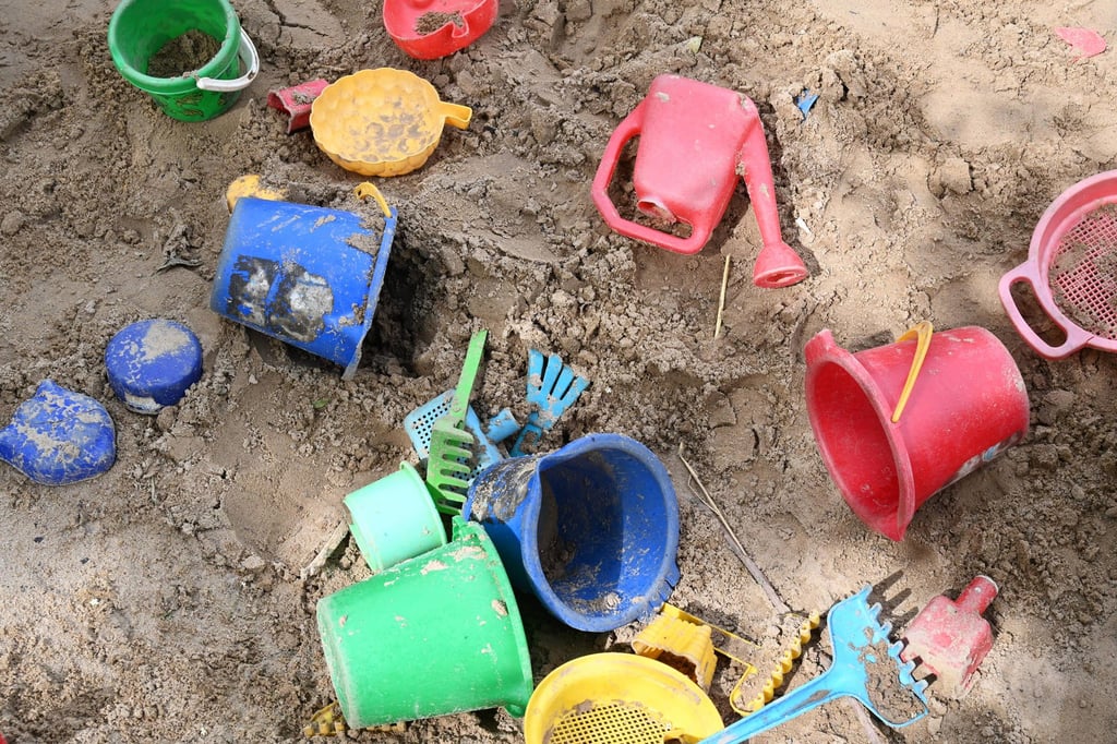 Spielzeug in einer Buddelkiste. In Zeitz hatten es in diesem Jahr schon Diebe auf den Inhalt eines Sandkastens abgesehen.