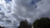 Wolken ziehen über den Domplatz mit Mariendom und Severikirche.