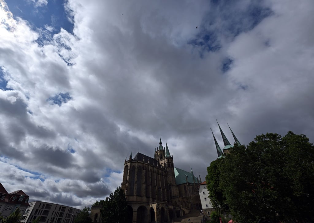 Wolken ziehen über den Domplatz mit Mariendom und Severikirche.